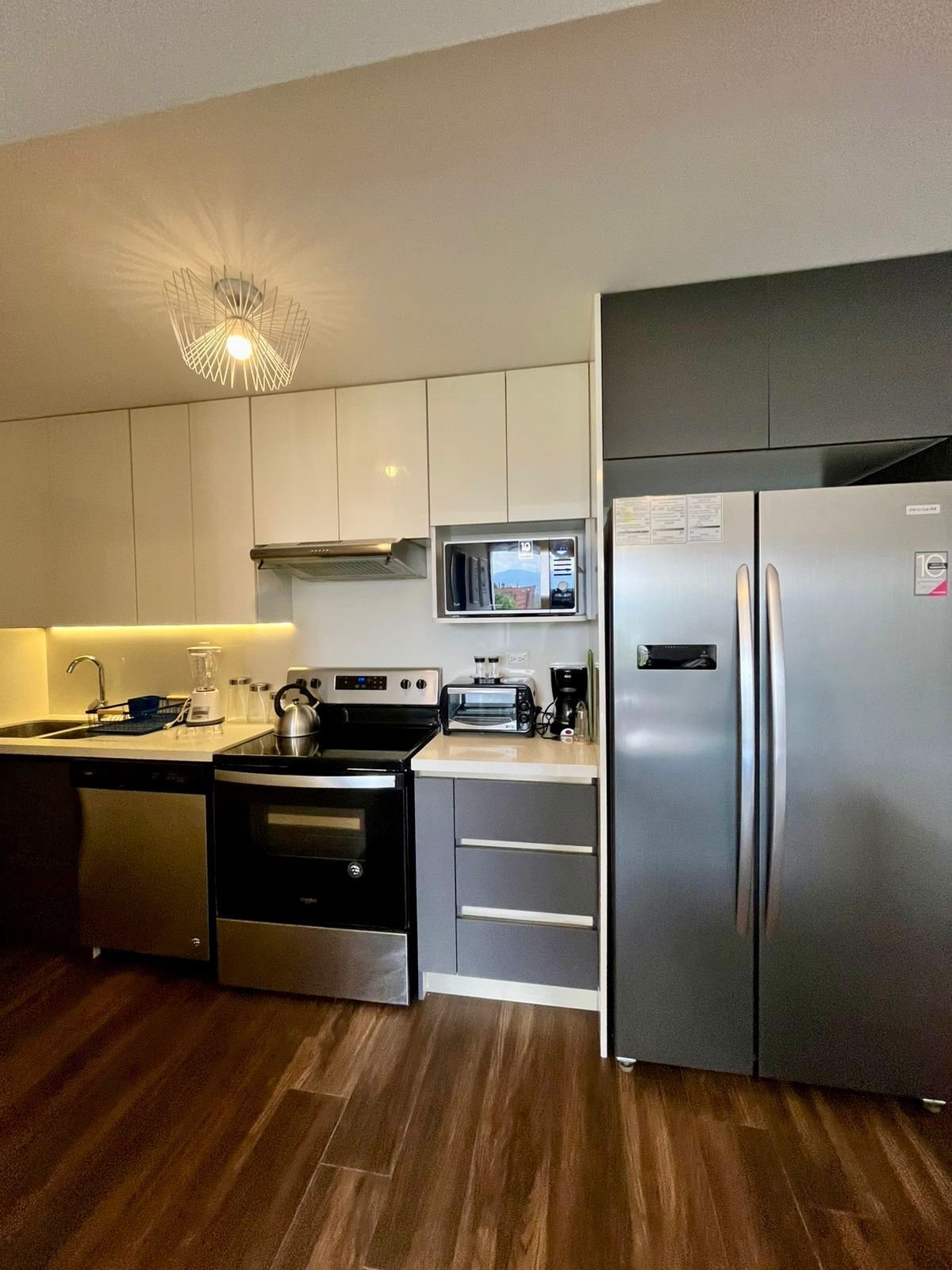 Apartamento en renta amueblado de 2 habitaciones en zona 10