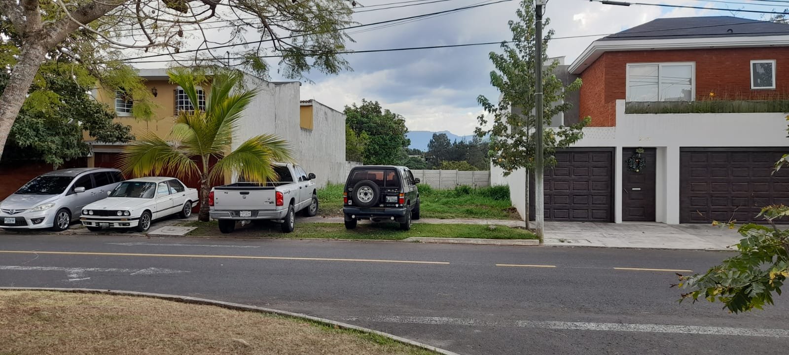 Terreno plano en venta en zona 16 dentro de residencial