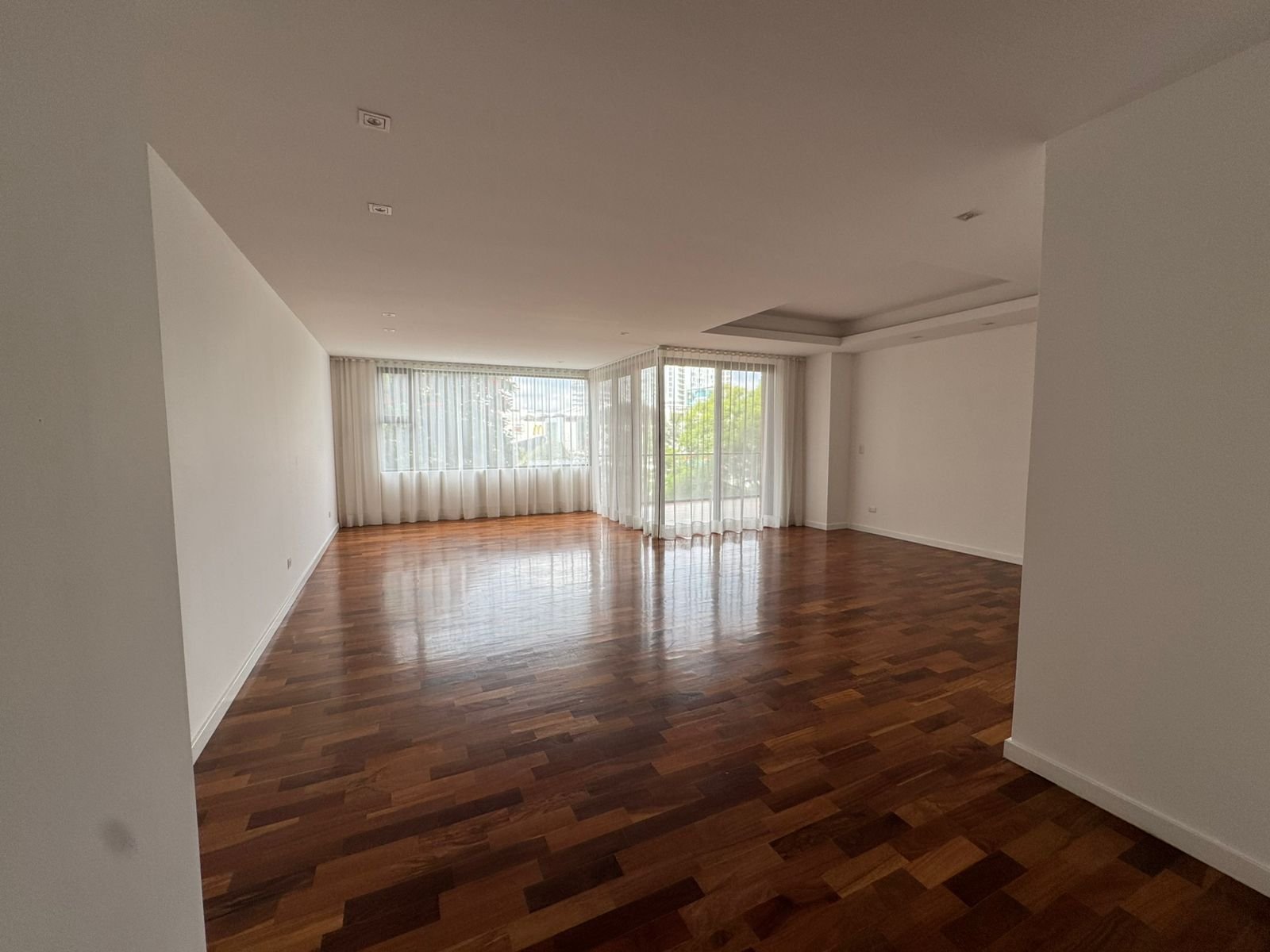 Apartamento amueblado en renta de 3 habitaciones en zona 10