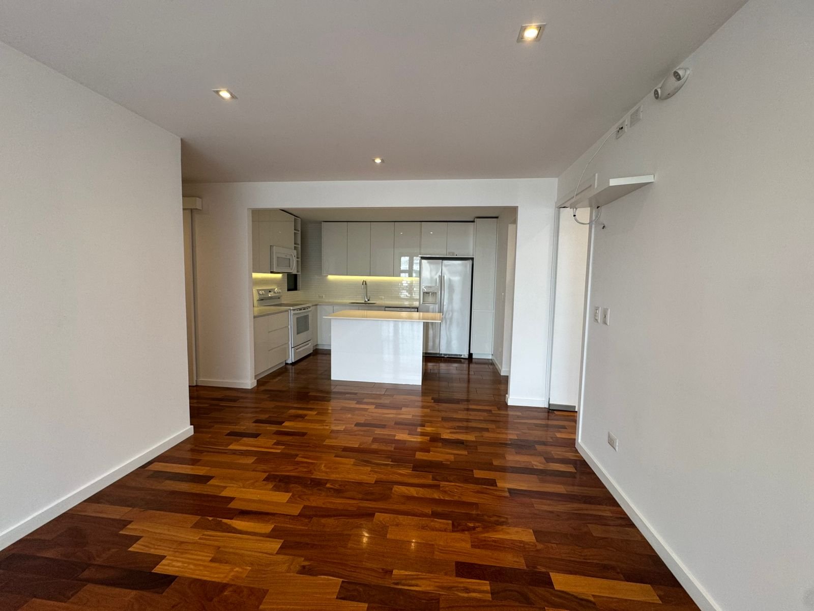 Apartamento en renta de 3 habitaciones y terraza en z10