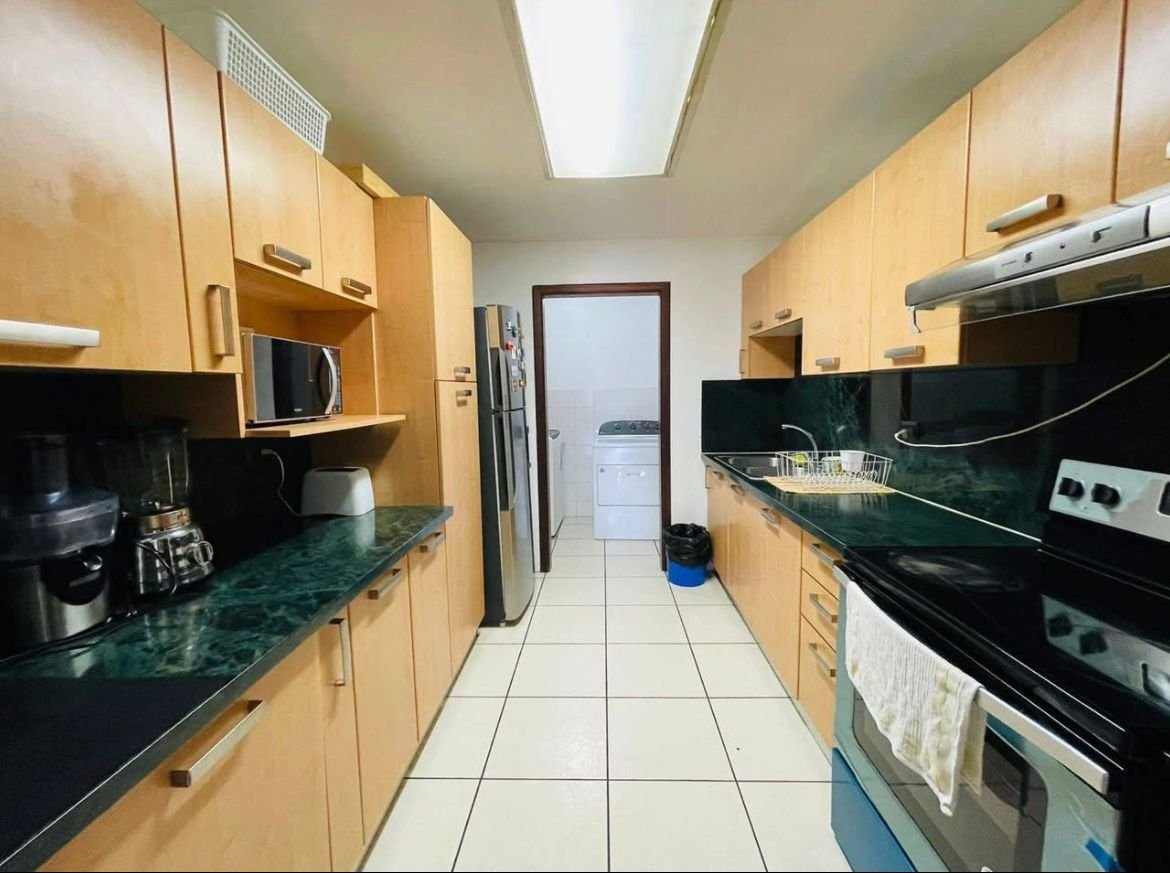 Apartamento en venta de 3 habitaciones y balcón en zona 10