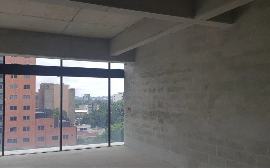 Renta de oficina en zona 10 con 2 parqueos