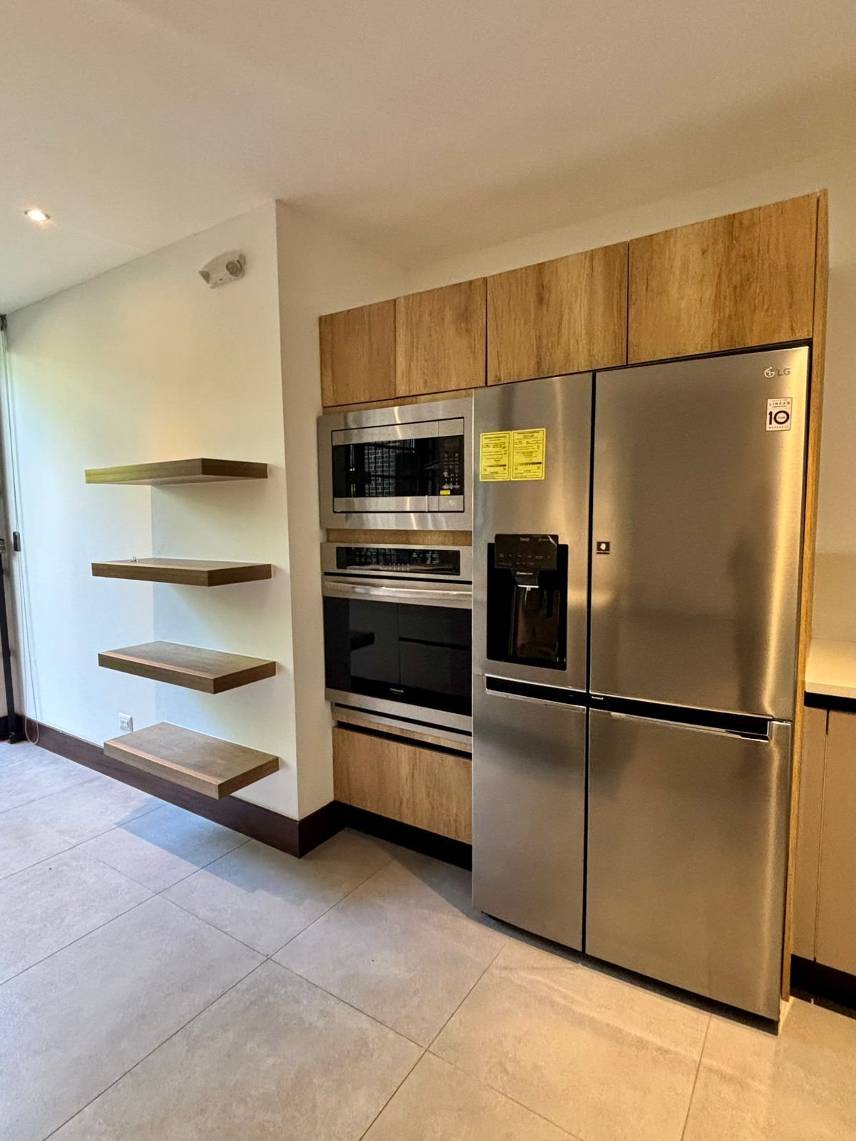 Apartamento con jardin y linea blanca en renta en zona 16