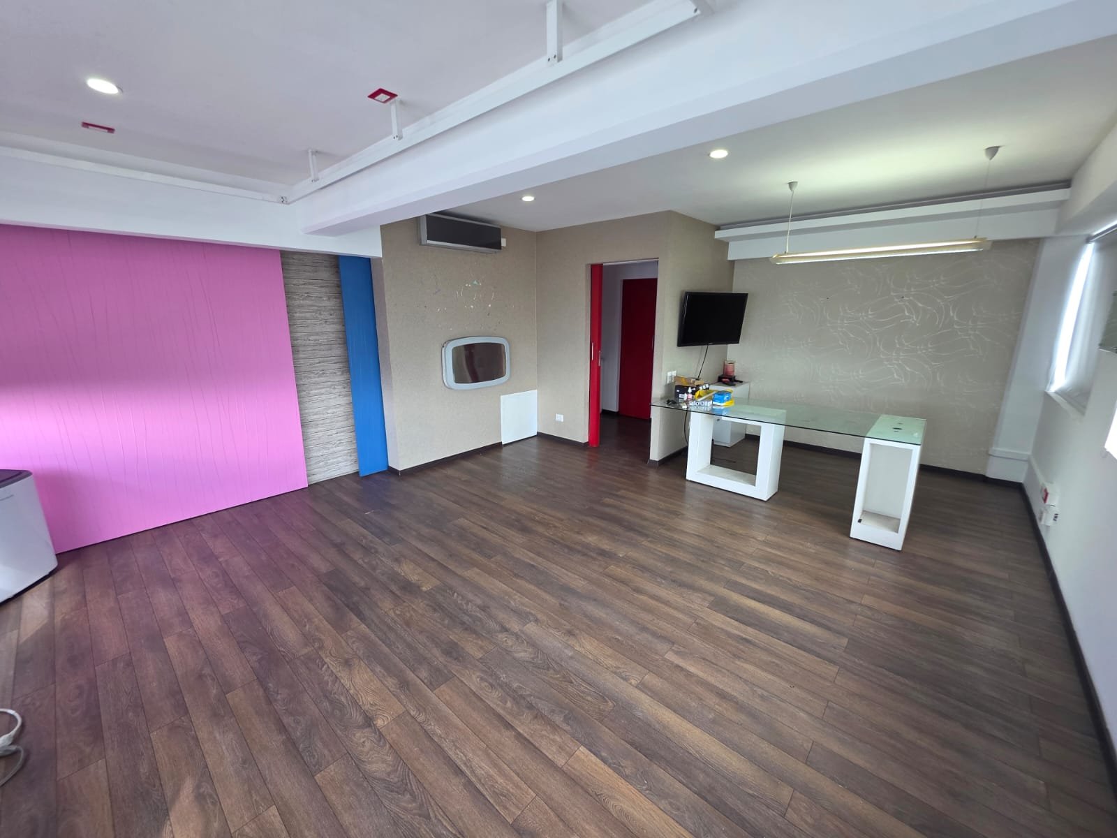 Oficina en renta en zona 10 cerca de Boulevard Los Próceres