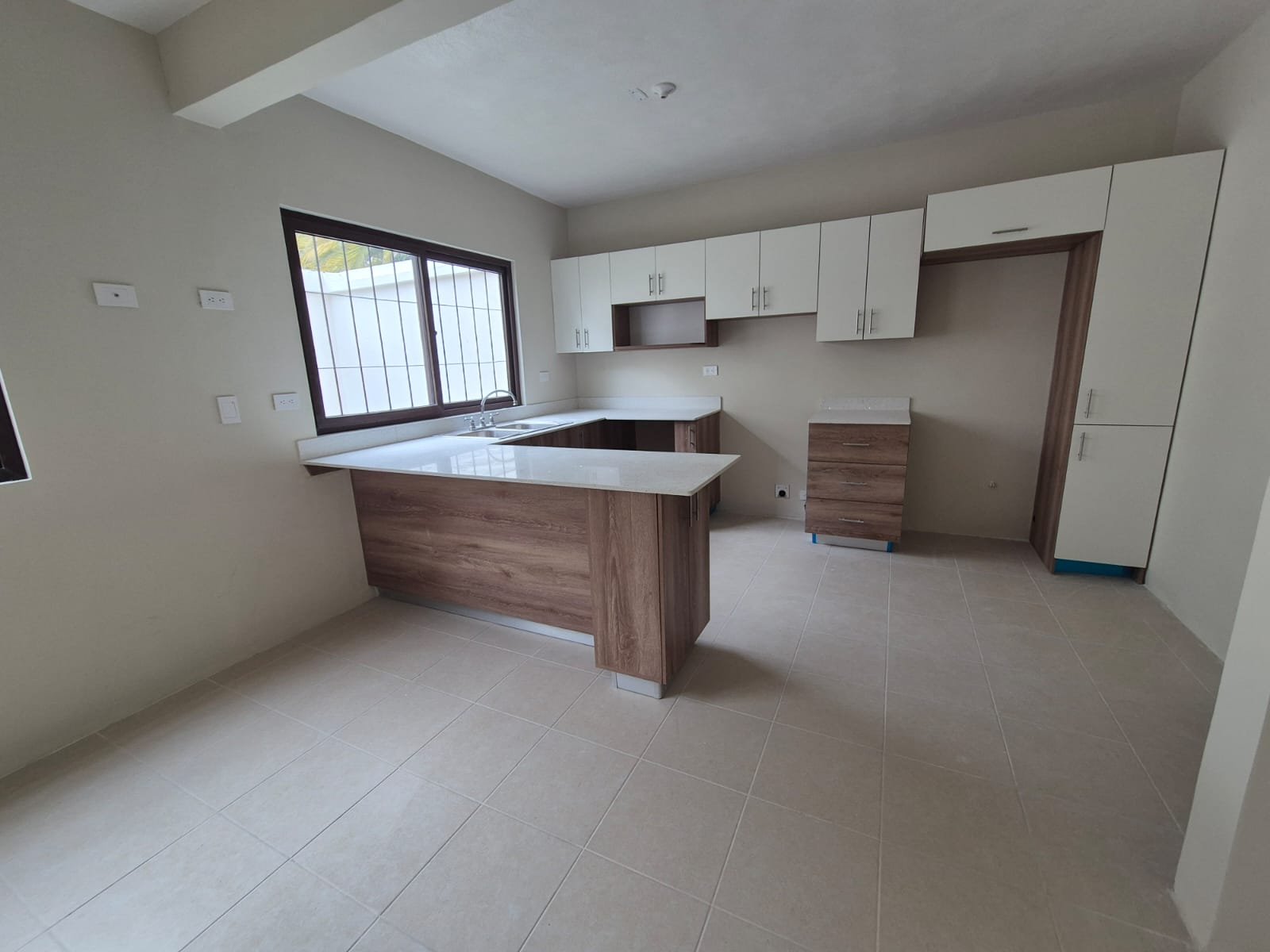 Casa con jardín en renta de 3 habitaciones en zona 15