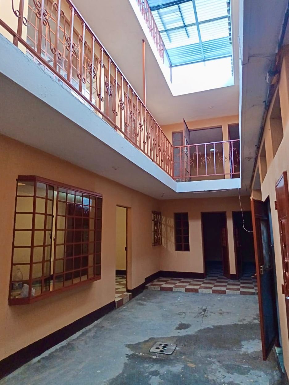 Casa en venta de 12 habitaciones con terraza en Z4 de Mixco