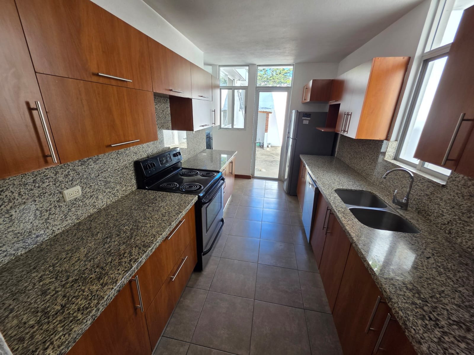 Casa en renta con jardín de 3 habitaciones en zona 14