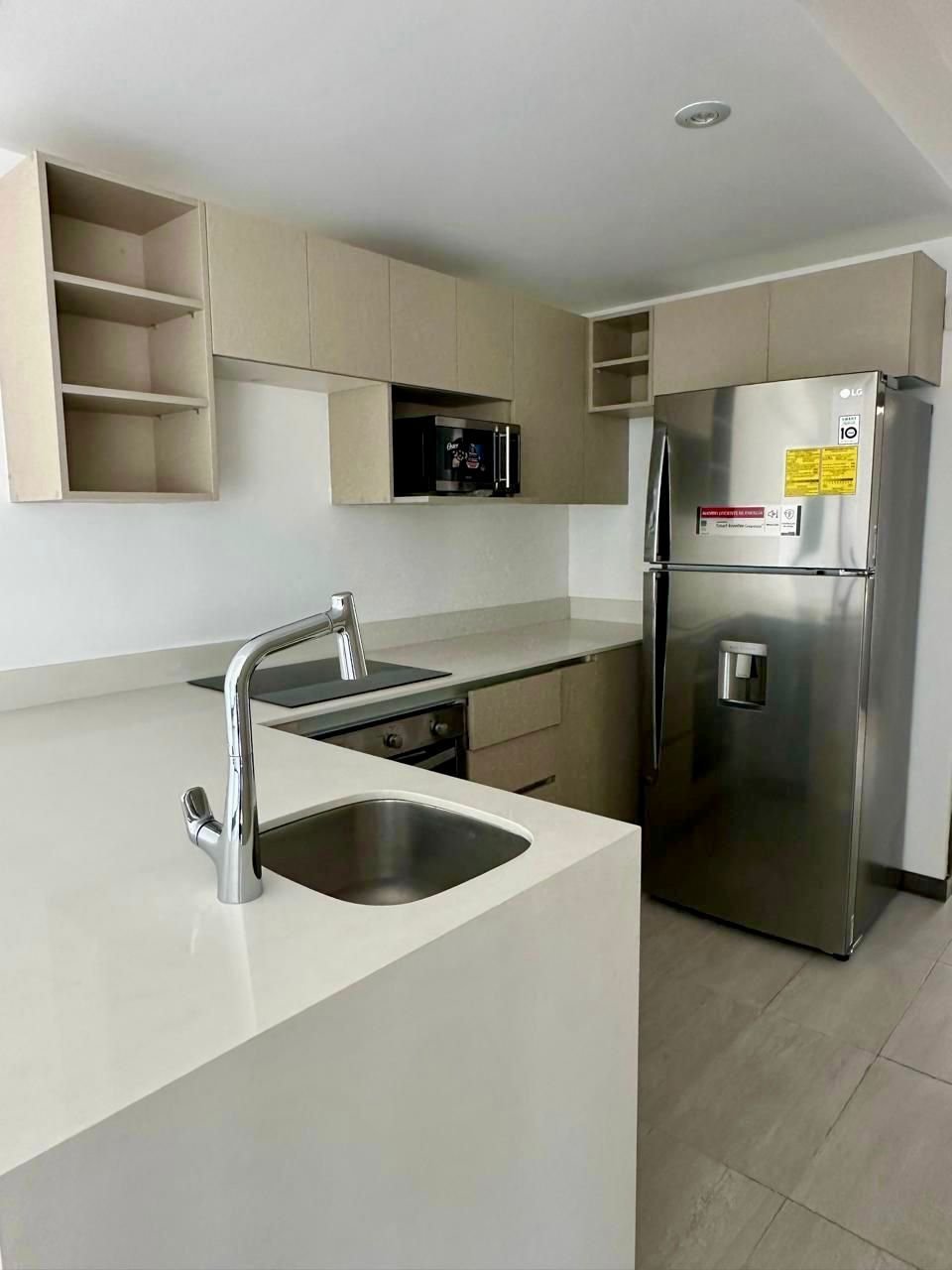 Apartamento con balcón en venta de 3 habitaciones en zona 15