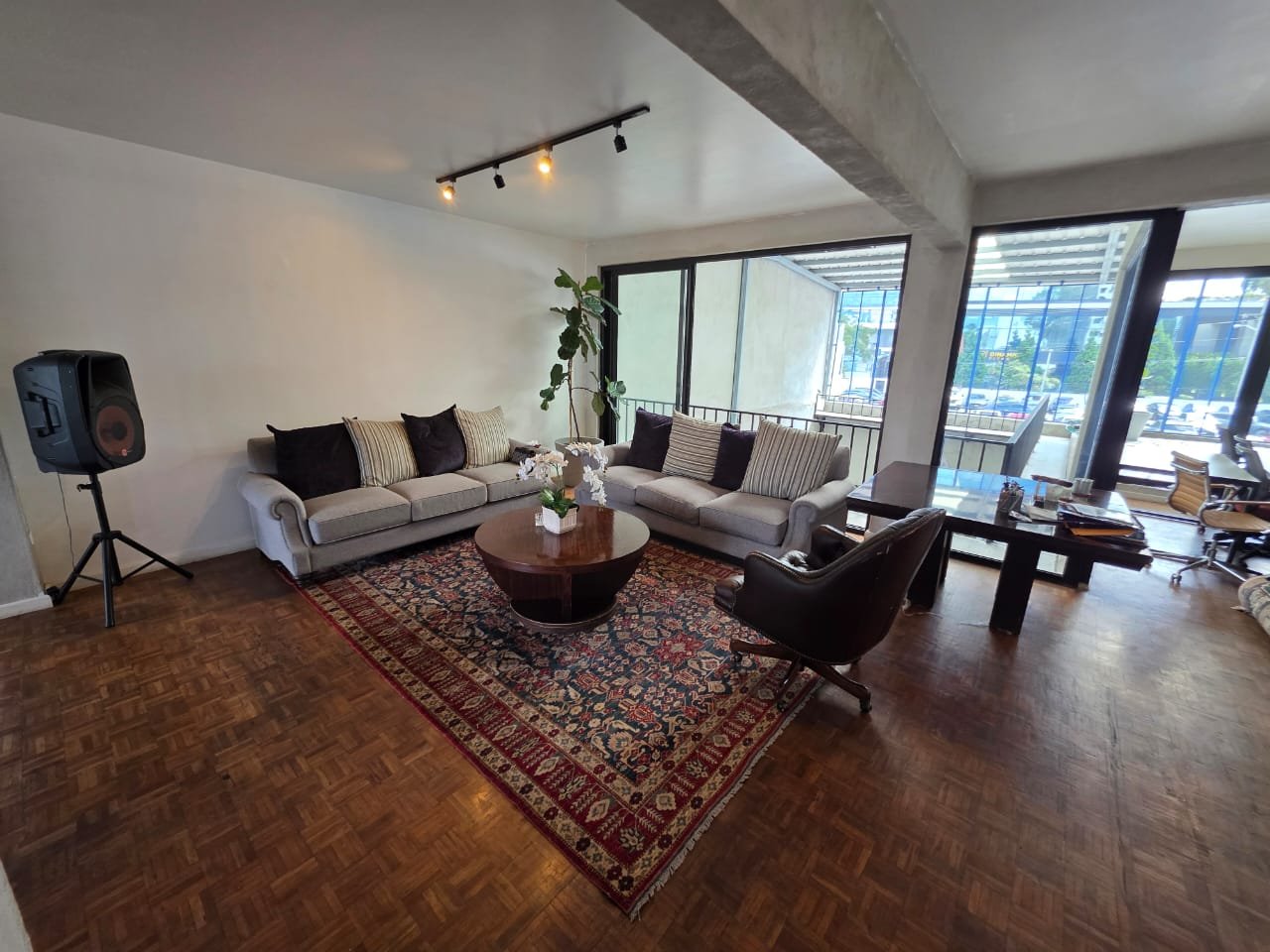 Casa de 2 niveles en renta ideal para oficinas en zona 10