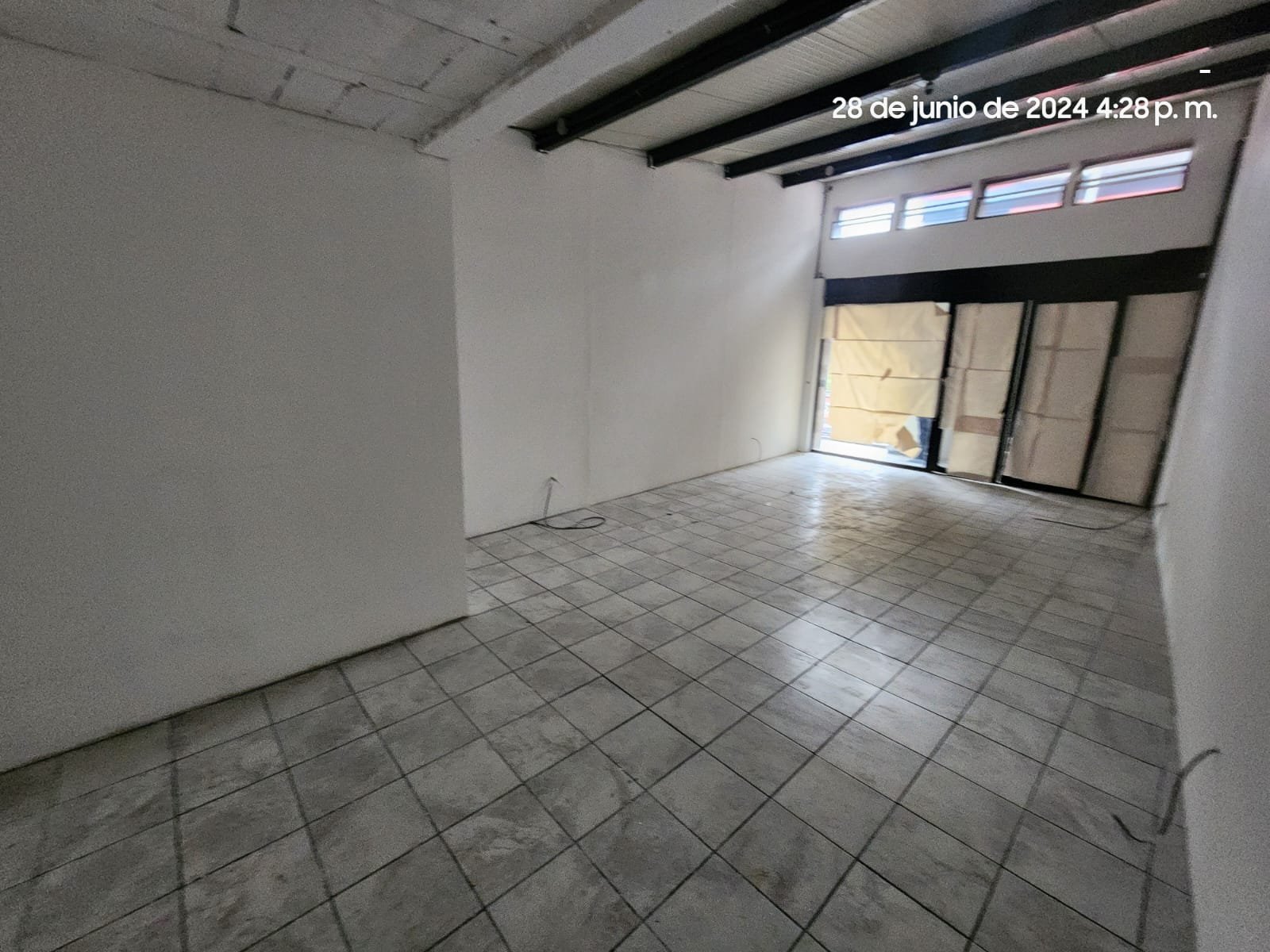 Renta de local en zona 10 Plaza Convenia