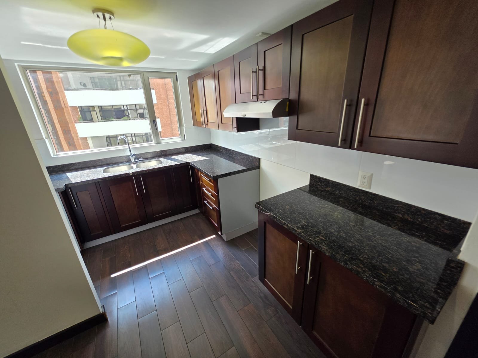 Apartamento con balcon en renta en zona 14 de 3 habitaciones