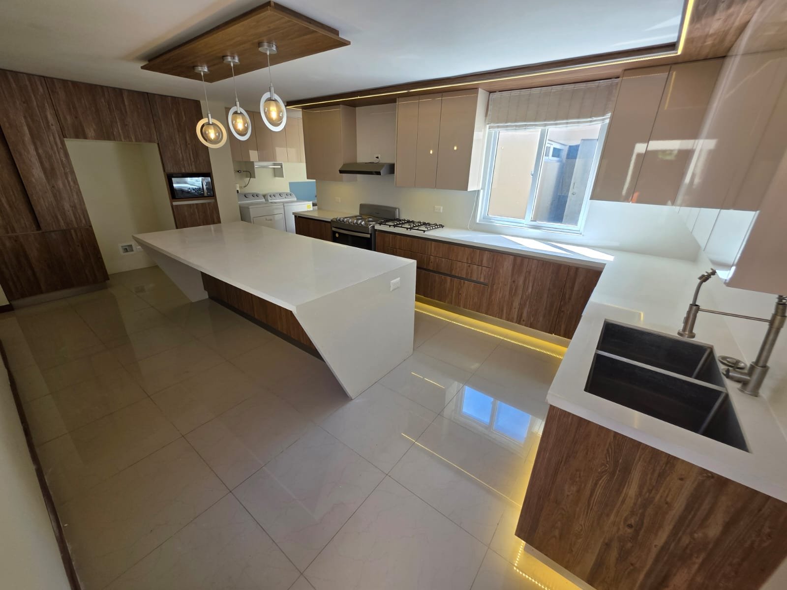 Casa en renta de 3 habitaciones en Z16 - Cayala