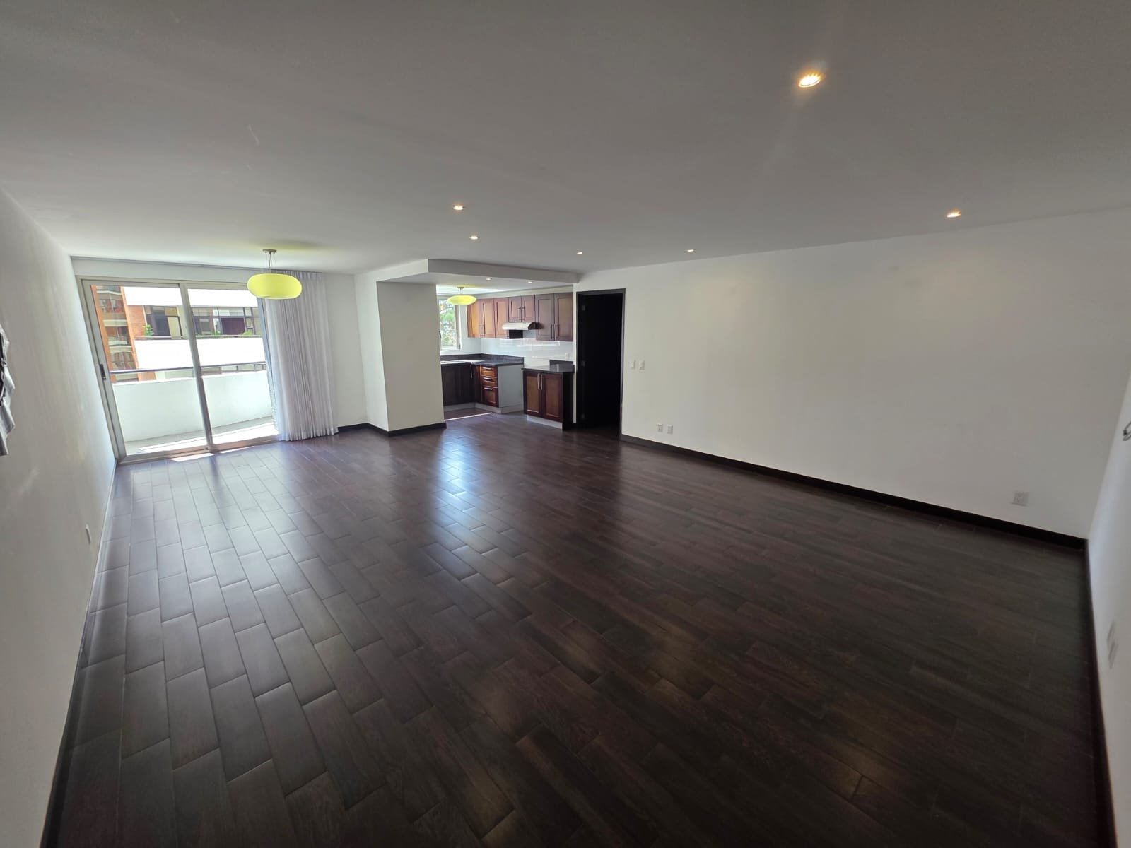 Apartamento con balcon en renta en zona 14 de 3 habitaciones