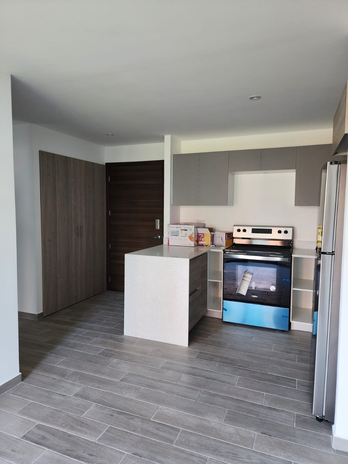 Apartamento con balcon en renta de 2 habitaciones en zona 10