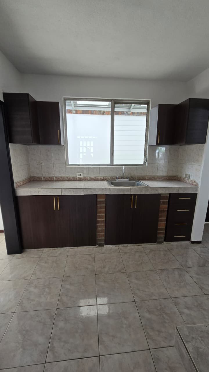 Casa en renta dentro de garita de 3 habitaciones en Zona 15