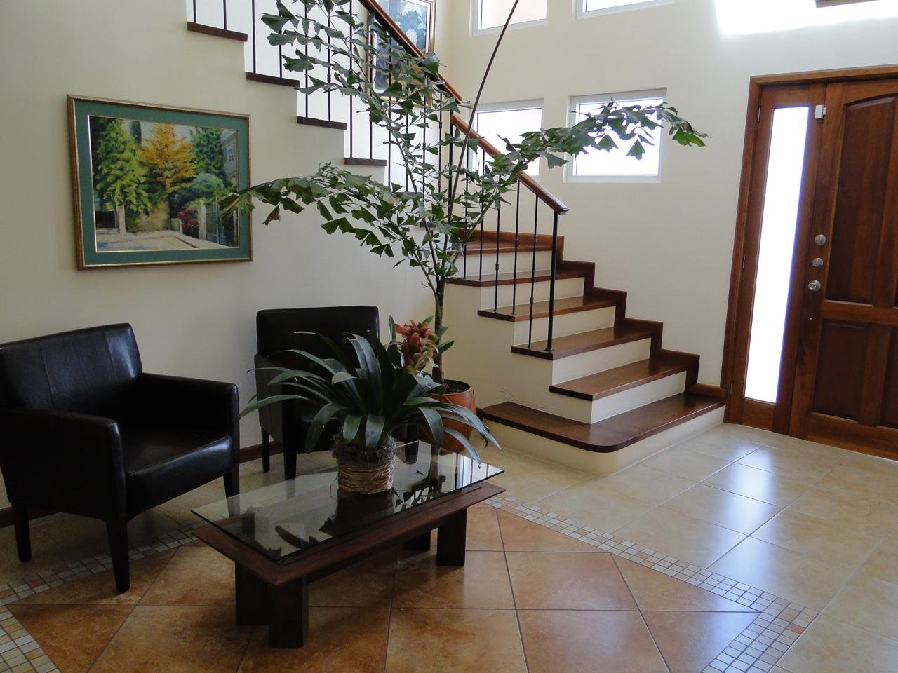 Casa en venta con pergola de 5 habitaciones en zona 16