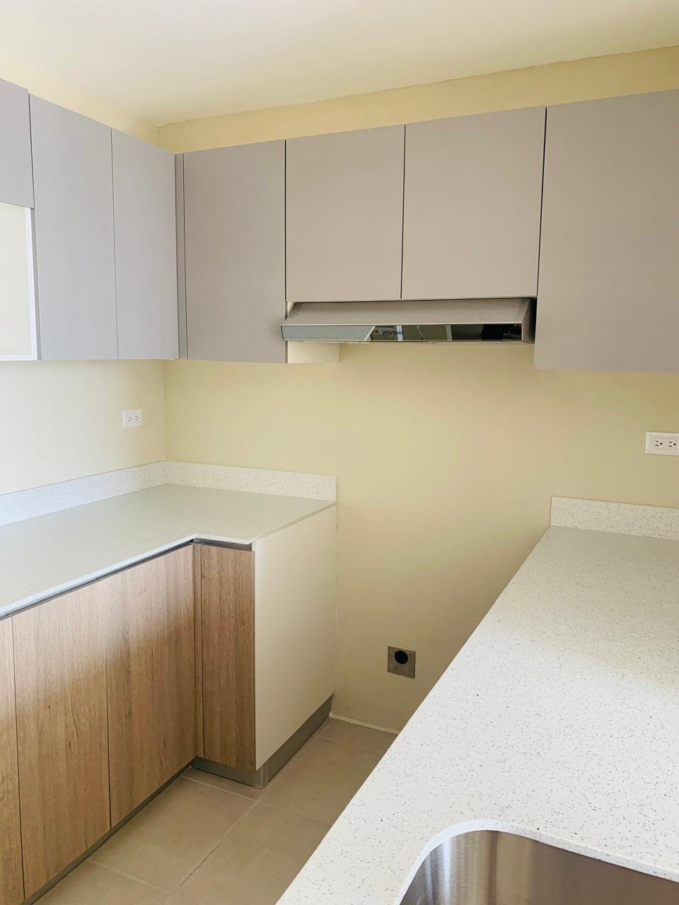 Apartamento con balcon en renta en zona 11 de 2 habitaciones