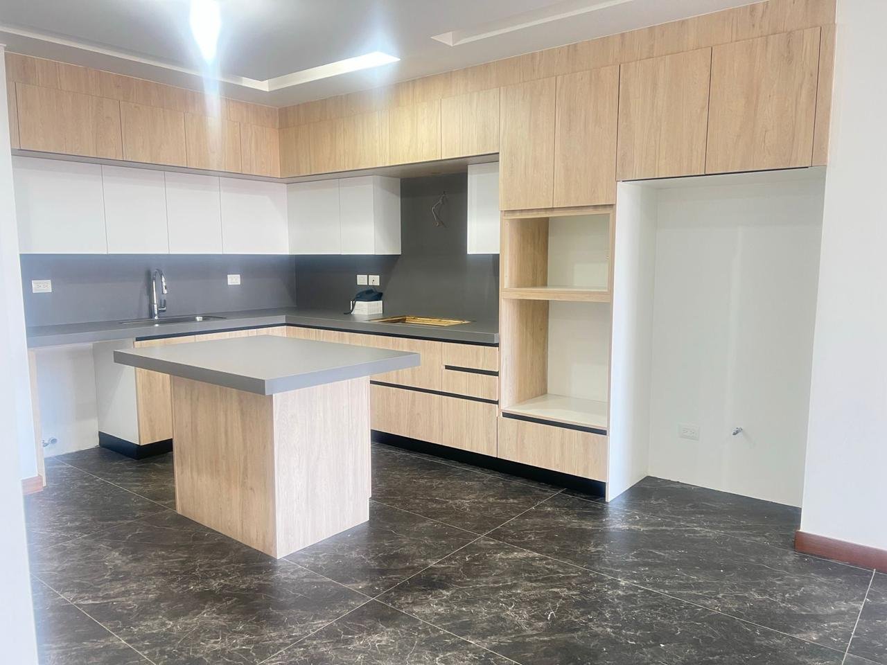 Apartamento en venta en nivel alto de 3 habitaciones en Z10