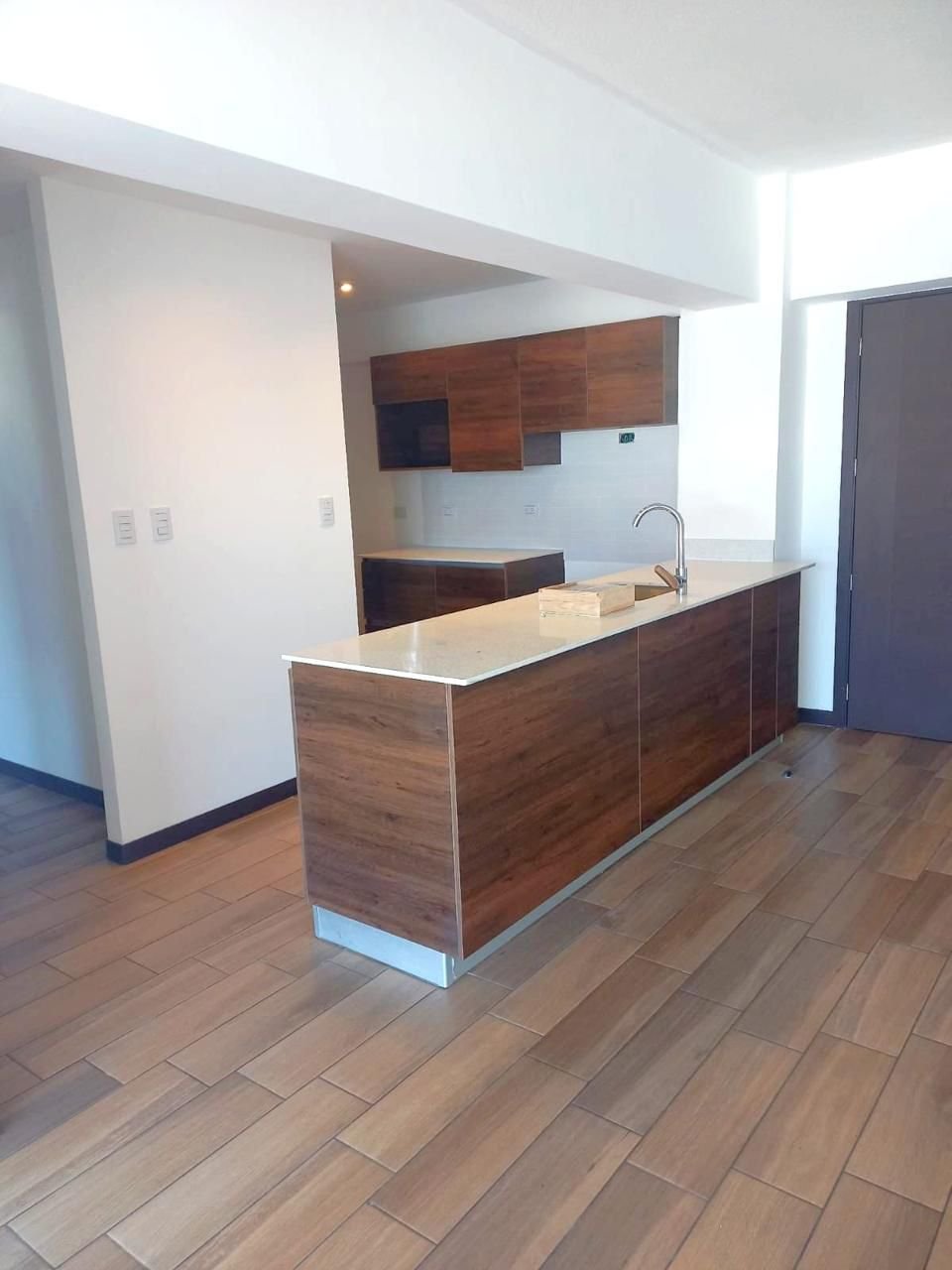 Apartamento con balco en renta de 3 habitaciones en zona 13