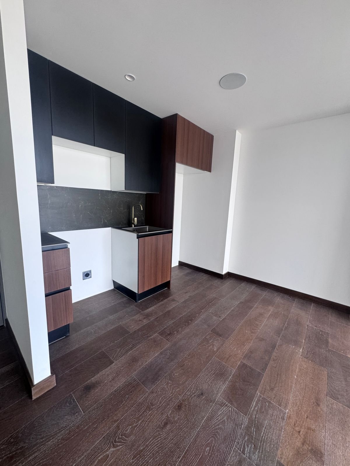 Apartamento con balcon en renta de 1 habitacion en zona 10