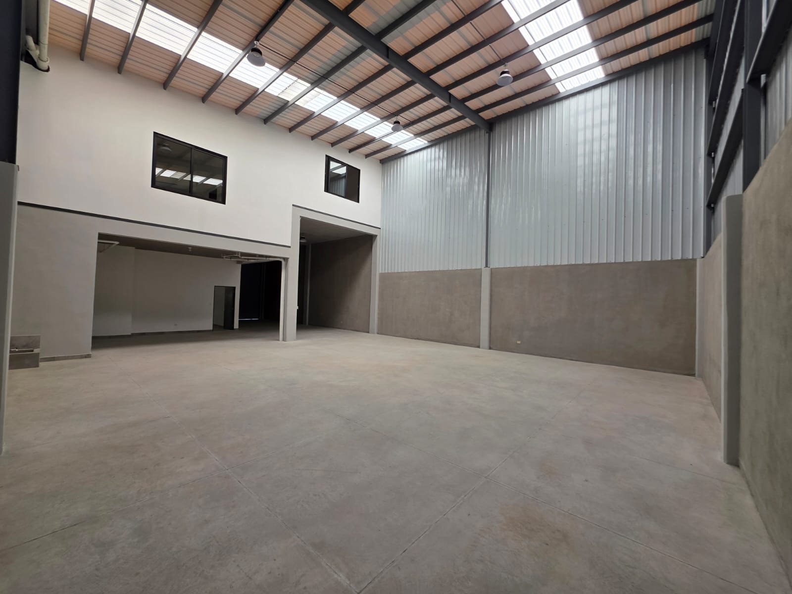 Ofibodega en renta al final de la Roosevelt en zona 7