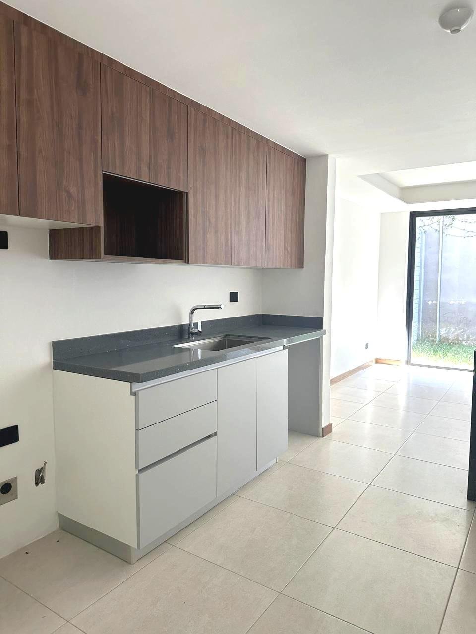 Casa con jardin privado en renta de 4 habitaciones en zona 16