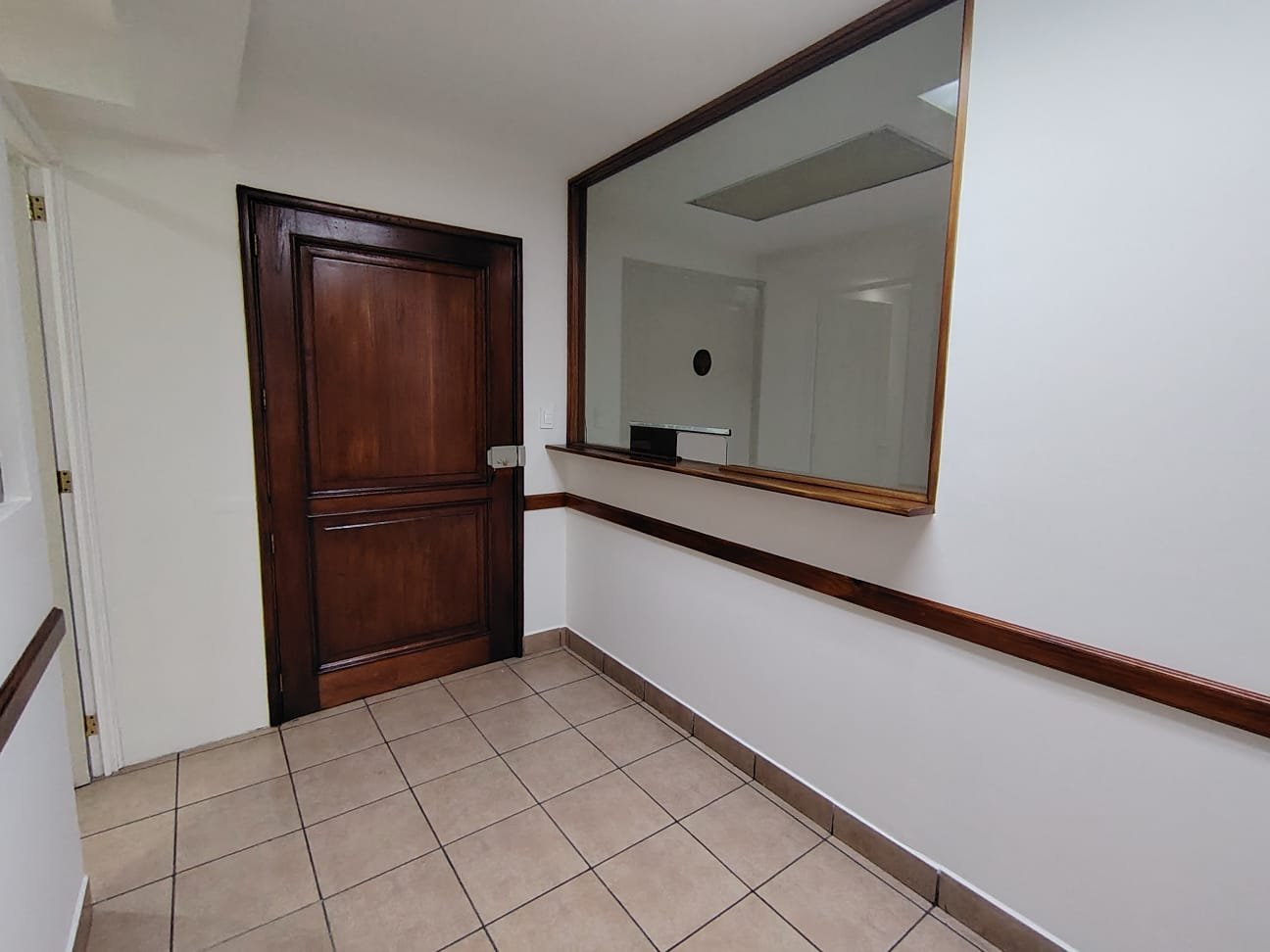 Oficina en renta en edificio corporativo en zona 14