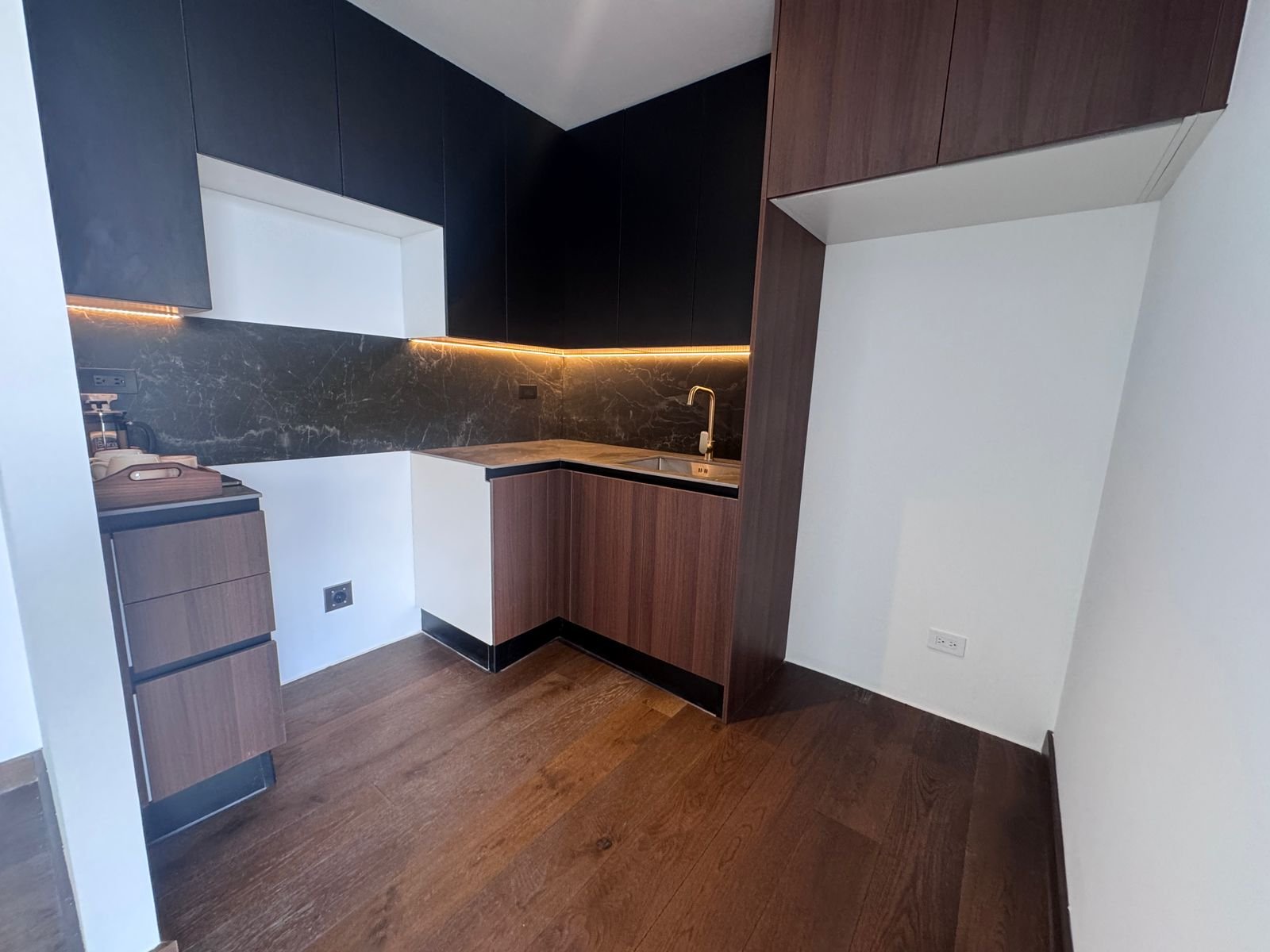 Apartamento en renta de 2 habitaciones con balcon en zona 10