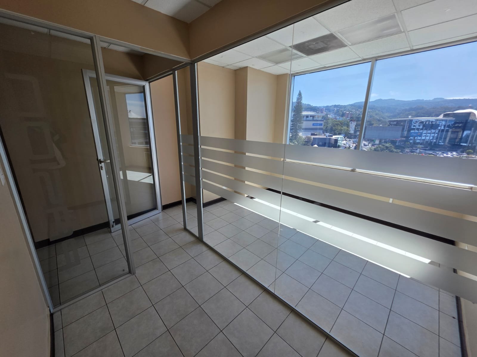 Oficina de 80 metros en renta en zona pradera zona 10