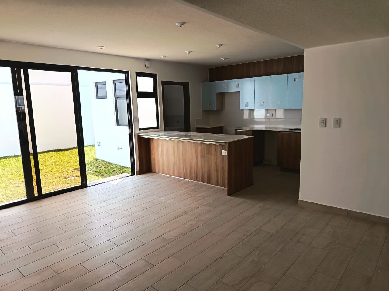 Casa con jardín en renta de 3 habitaciones en zona 16