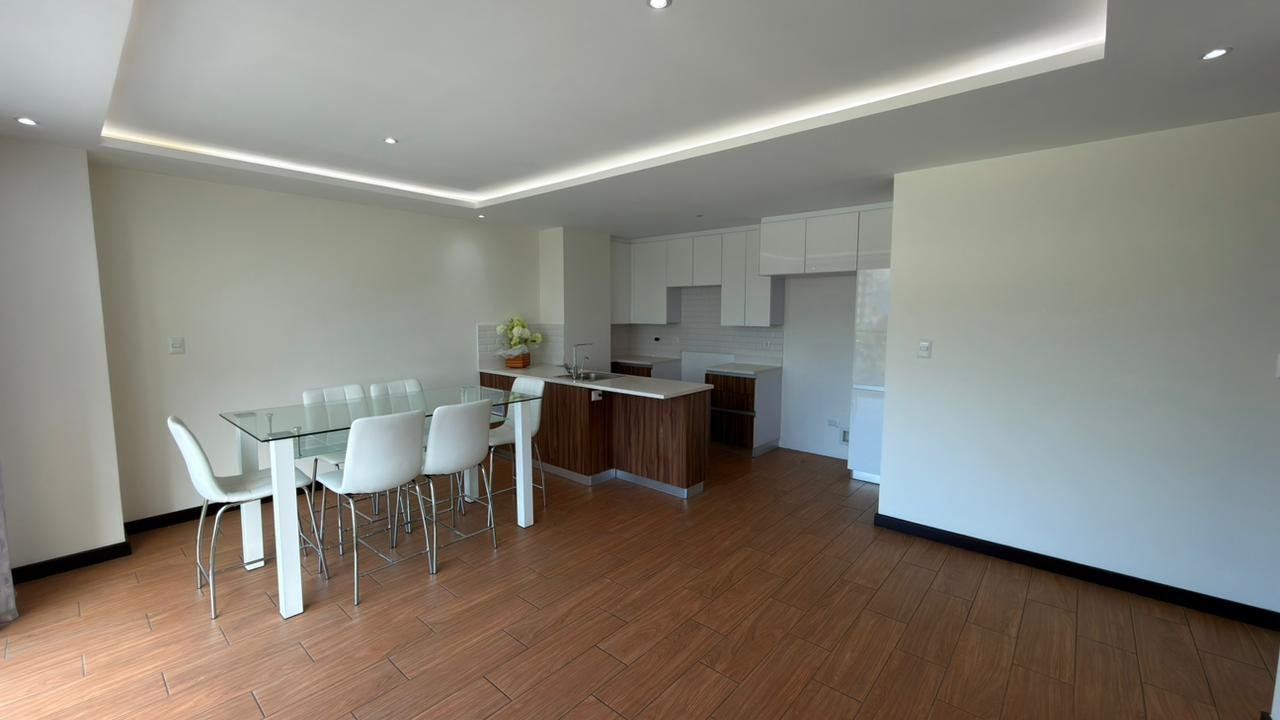 Apartamento con balcon en renta de 3 habitaciones en zona 15