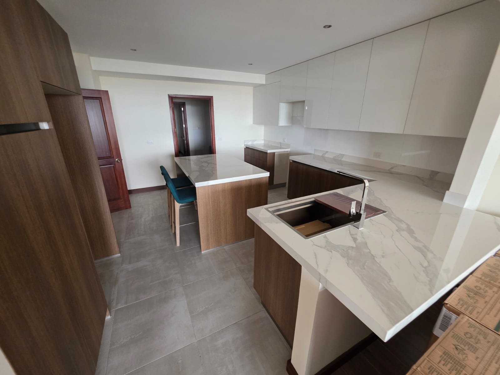 Apartamento Remodelado 4 Habitaciones 3 parqueos Oakland Zona