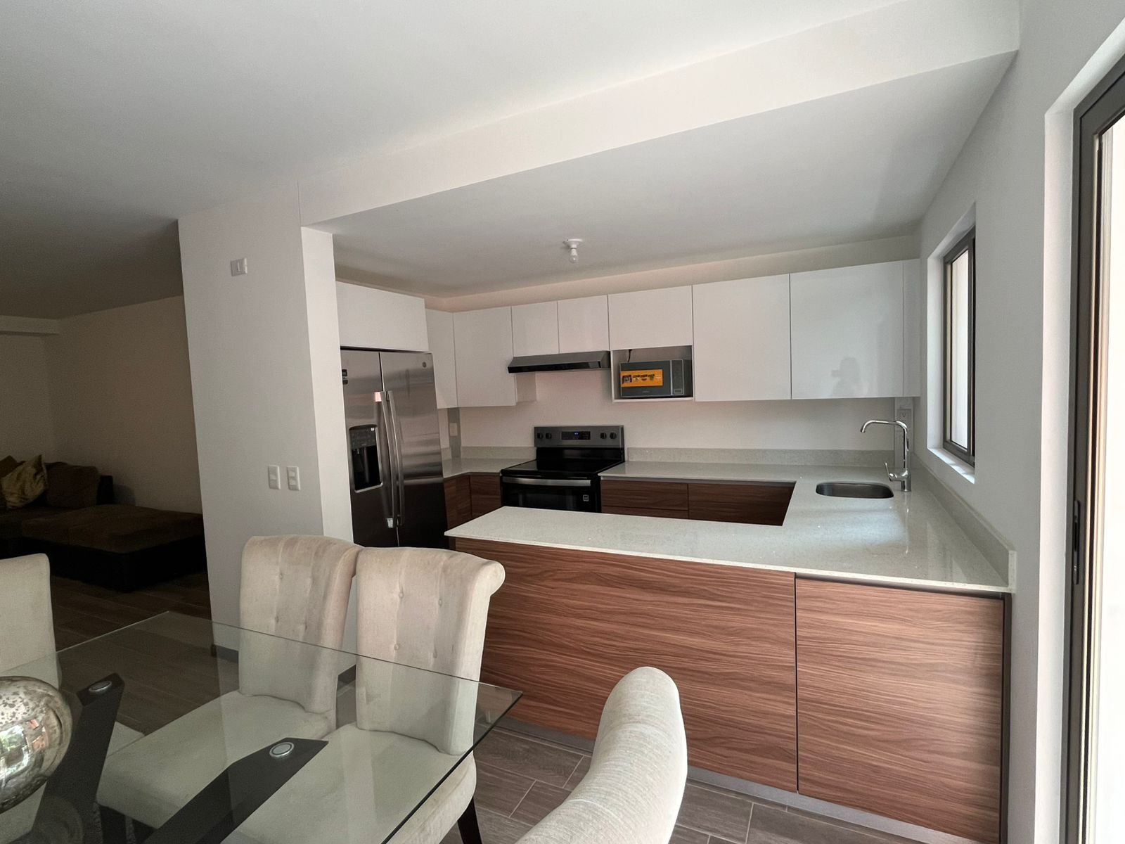 Apartamento amueblado en renta de 2 habitaciones en zona 14