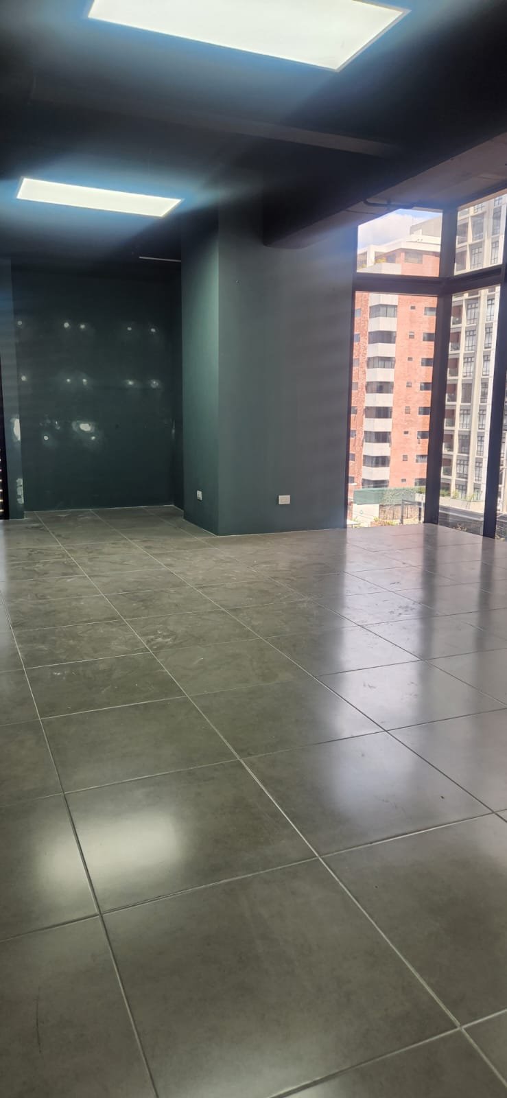 Oficina en edificio corporativo en renta en zona 10