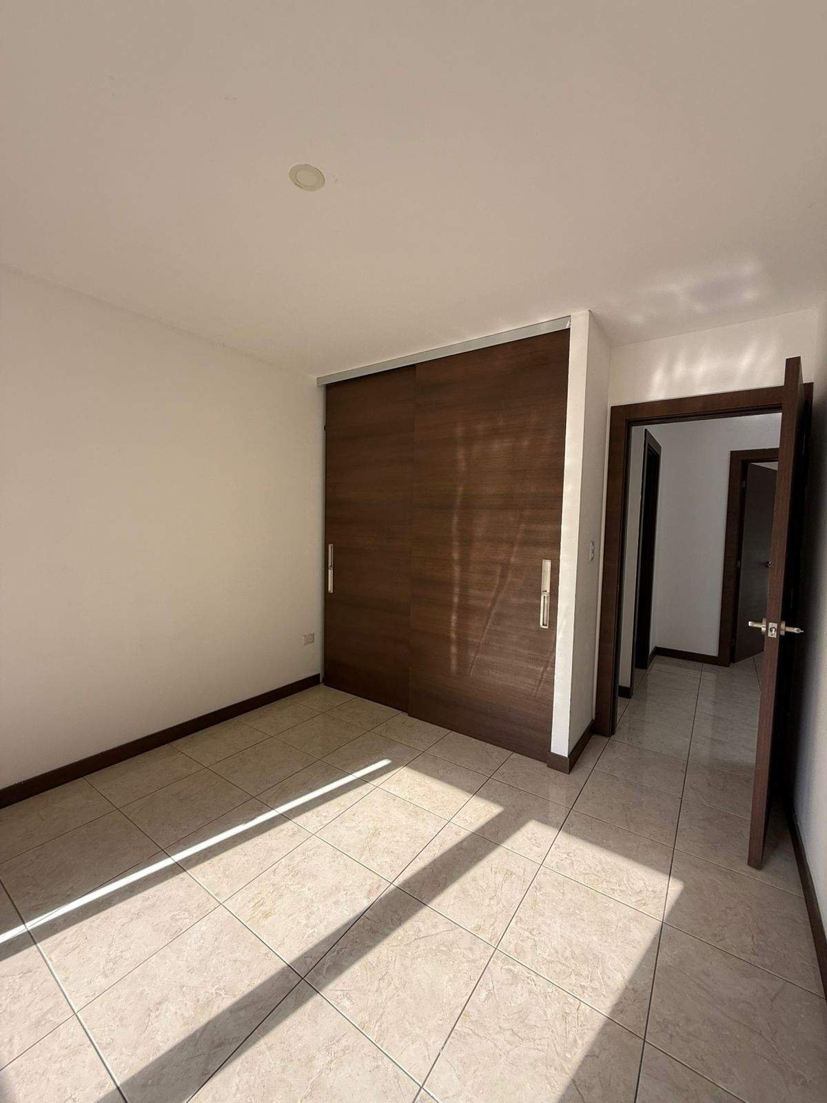 Casa con terraza en renta de 3 habitaciones en zona 16