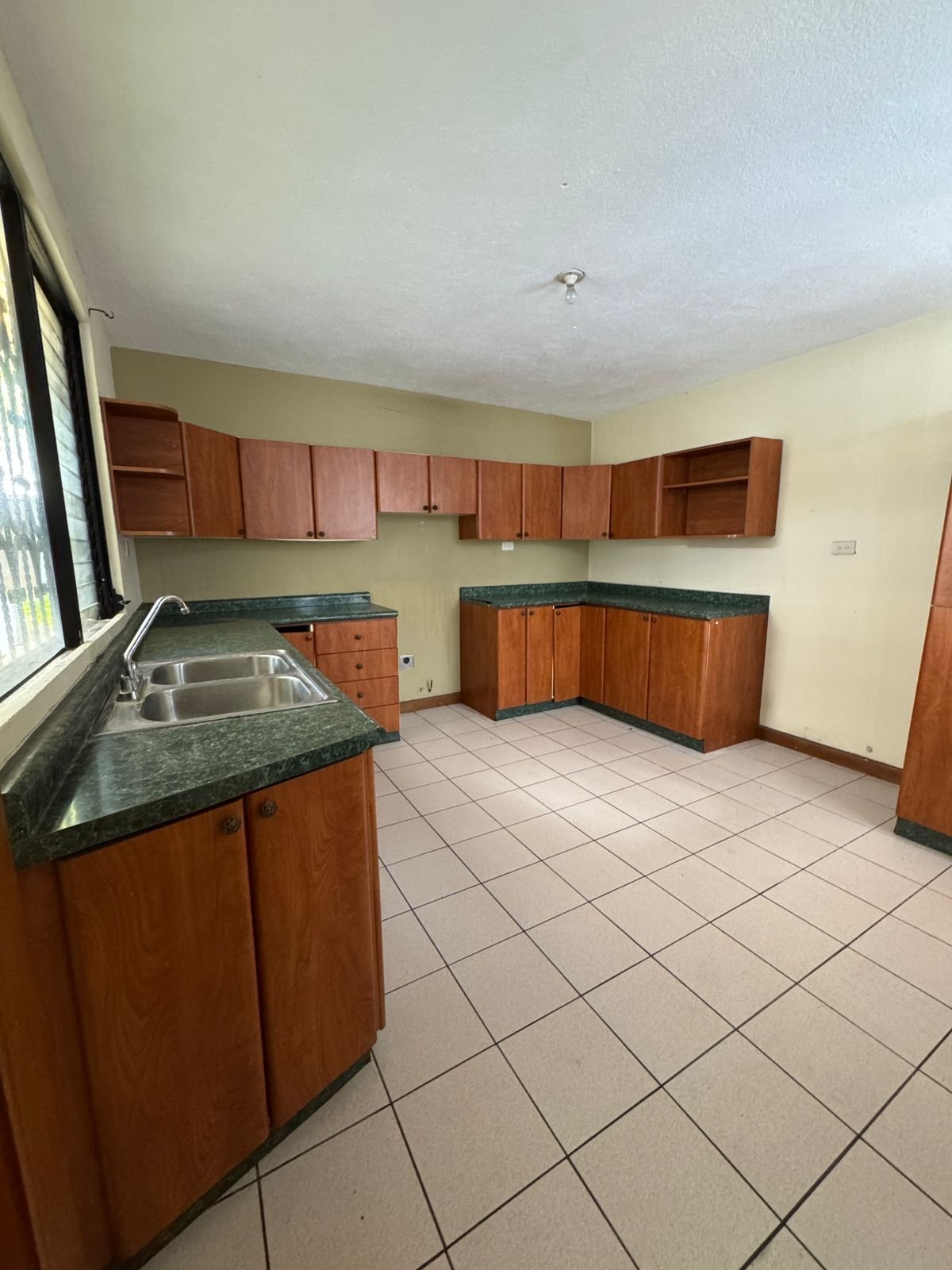 Casa en renta en B1 ciudad San Cristóbal zona 8 de Mixco