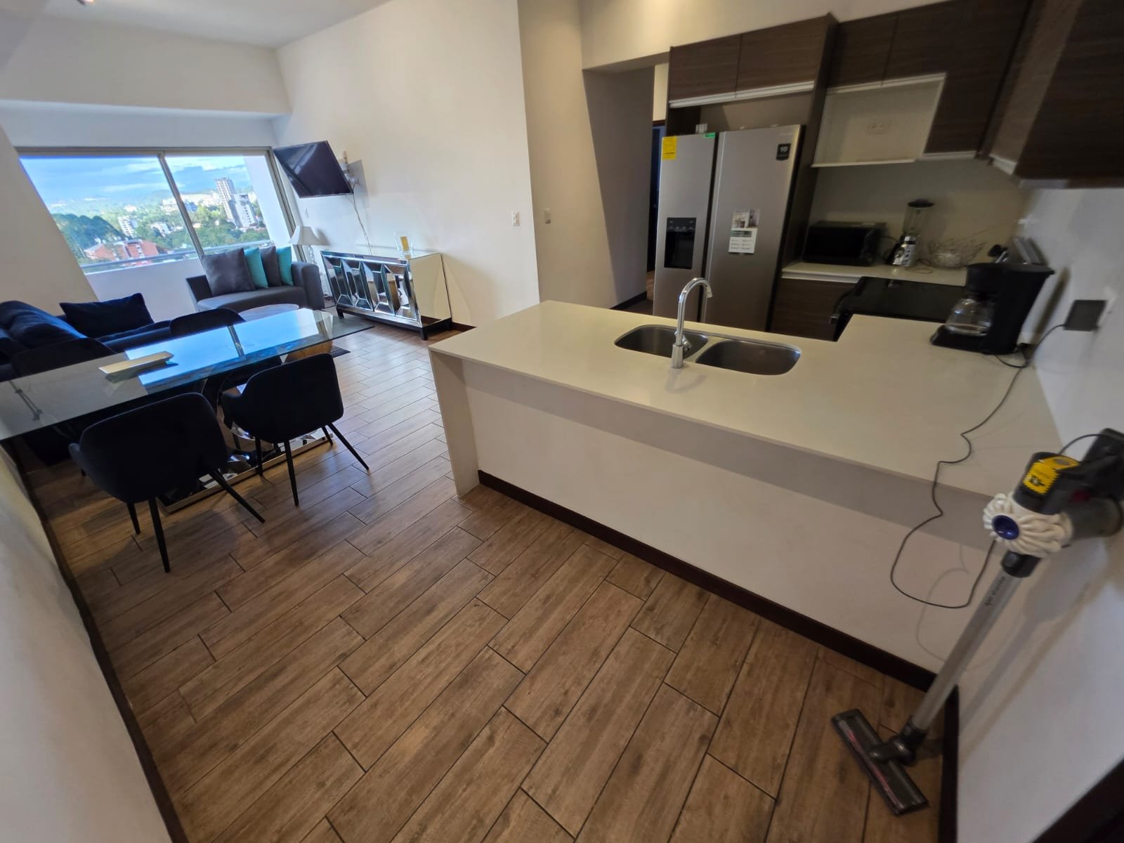 Apartamento amueblado en renta de 3 habitaciones en zona 10