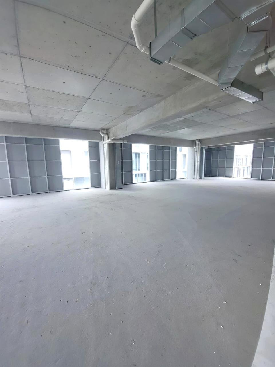 Oficina de 2 niveles en renta en edificio Avia - zona 10