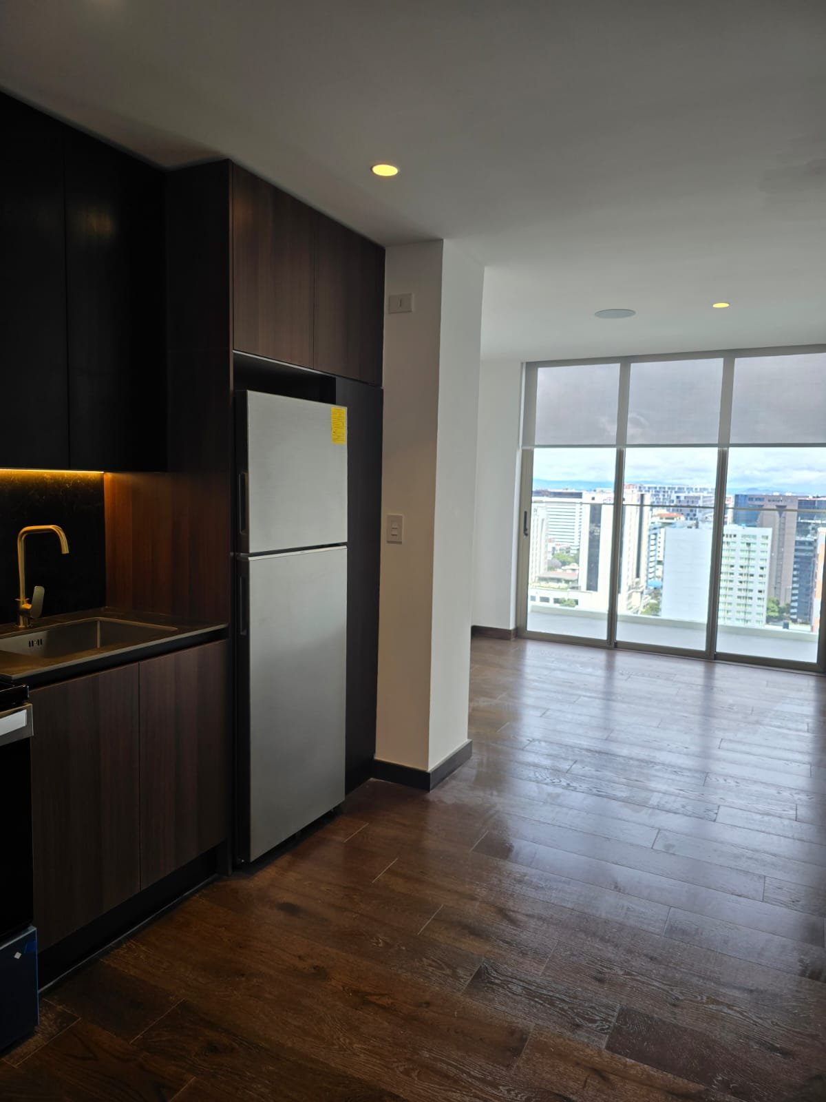 Apartamento en nivel medio en renta - 1 habitacion en zona 10