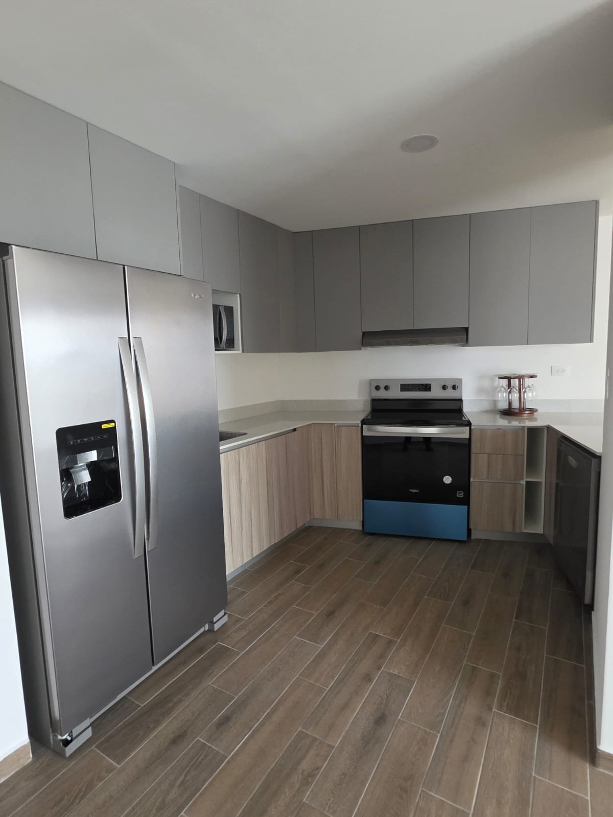 Apartamento con habitacion de servicio en renta en zona 14