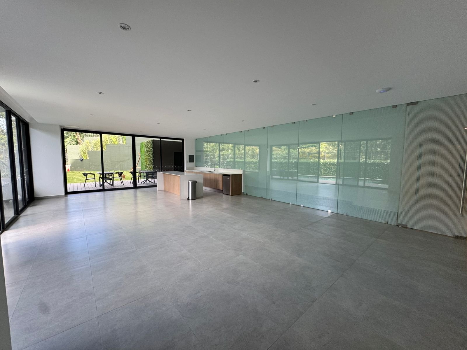 Apartamento en renta en zona 15 con 3 habitaciones y piscina