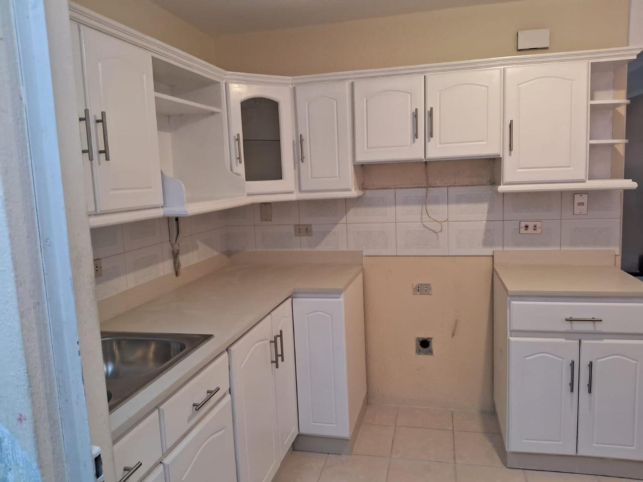 Casa con estudio en renta - 4 habitaciones en zona 16