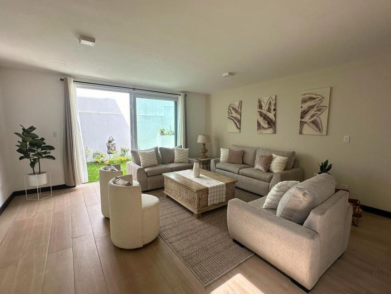 Casa con habitacion de servicio en renta en  La Fontana 2