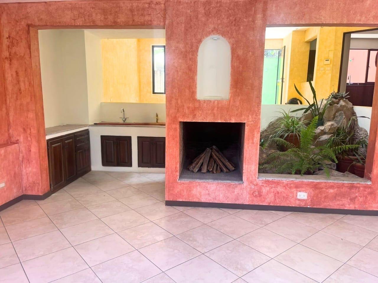 Casa con jardín y terraza en renta -4 habitaciones en zona 16