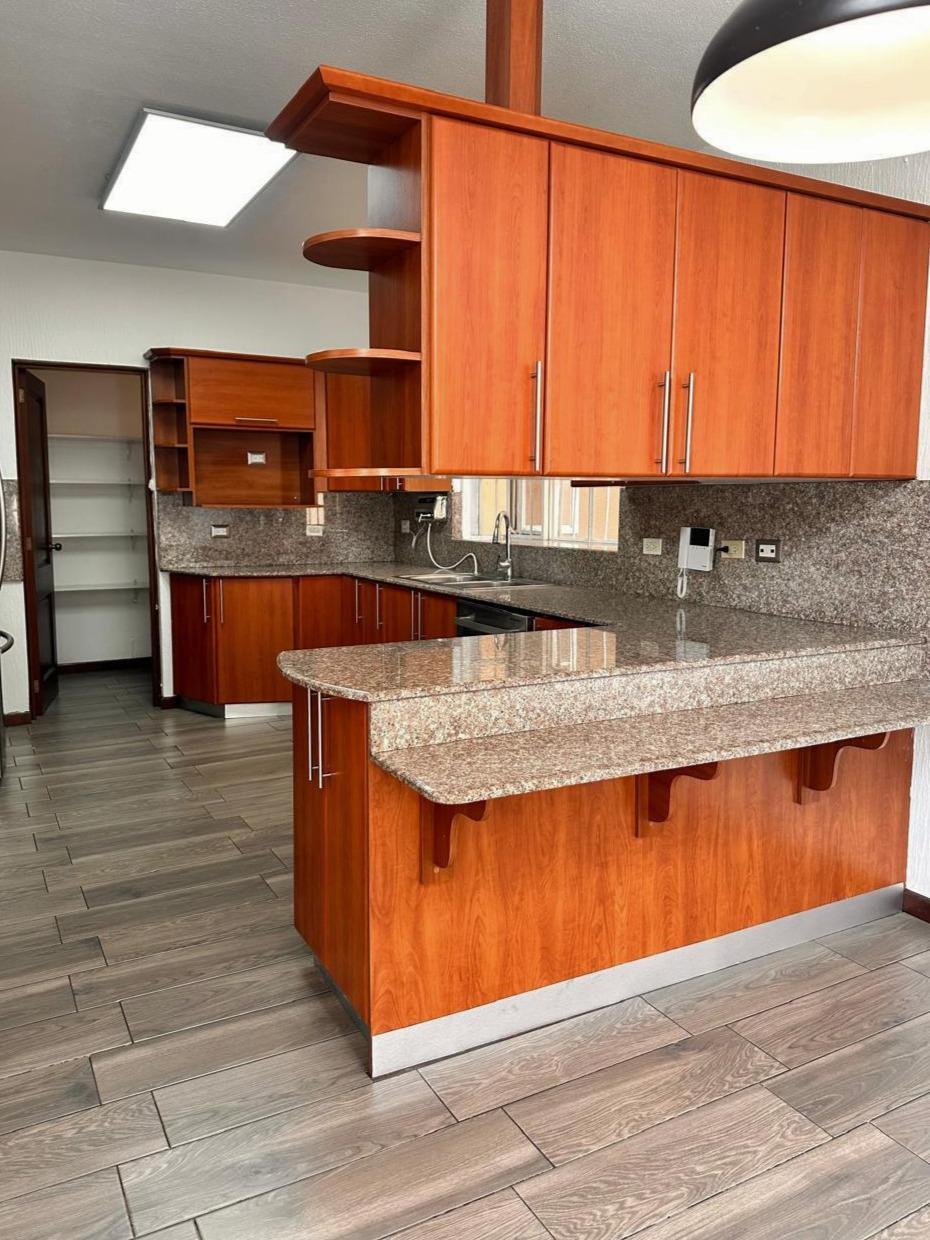 Casa con amplio jardín en renta - 4 habitaciones en zona 13