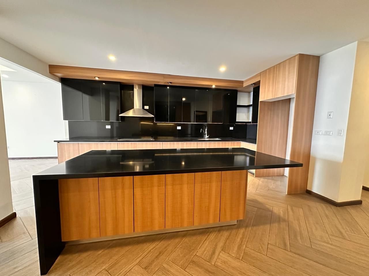 Apartamento con estudio y 4 habitaciones en renta en zona 15