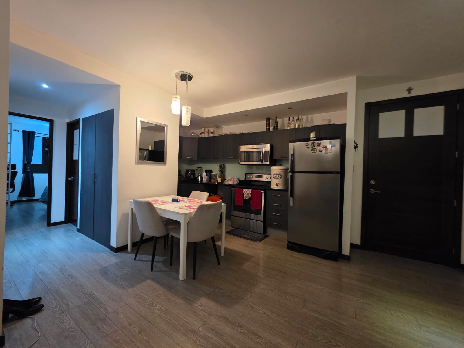 Habitación en renta amueblada en zona 10 ideal para roomie