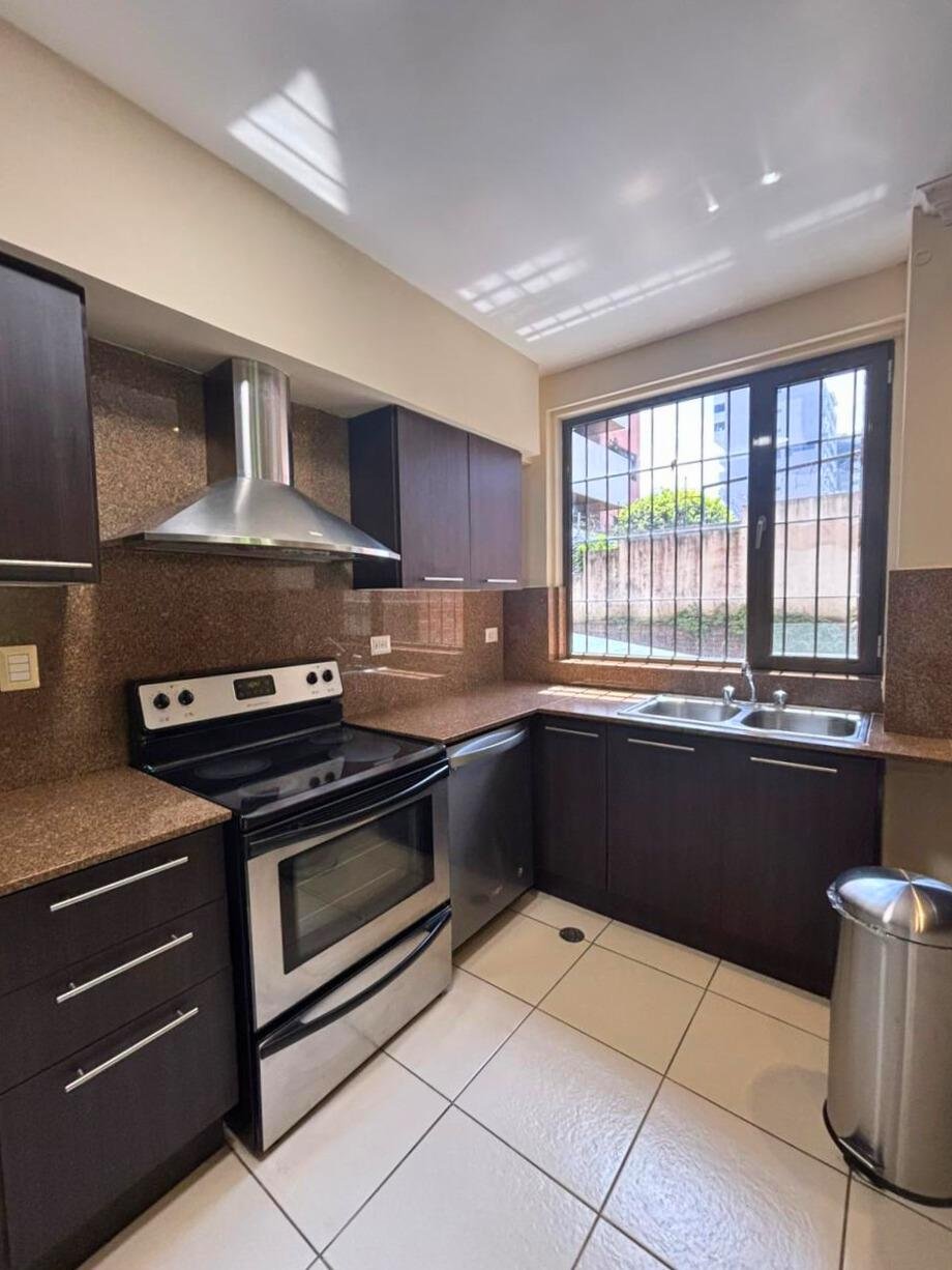 Apartamento con jardin en renta - 3 habitaciones en zona 14