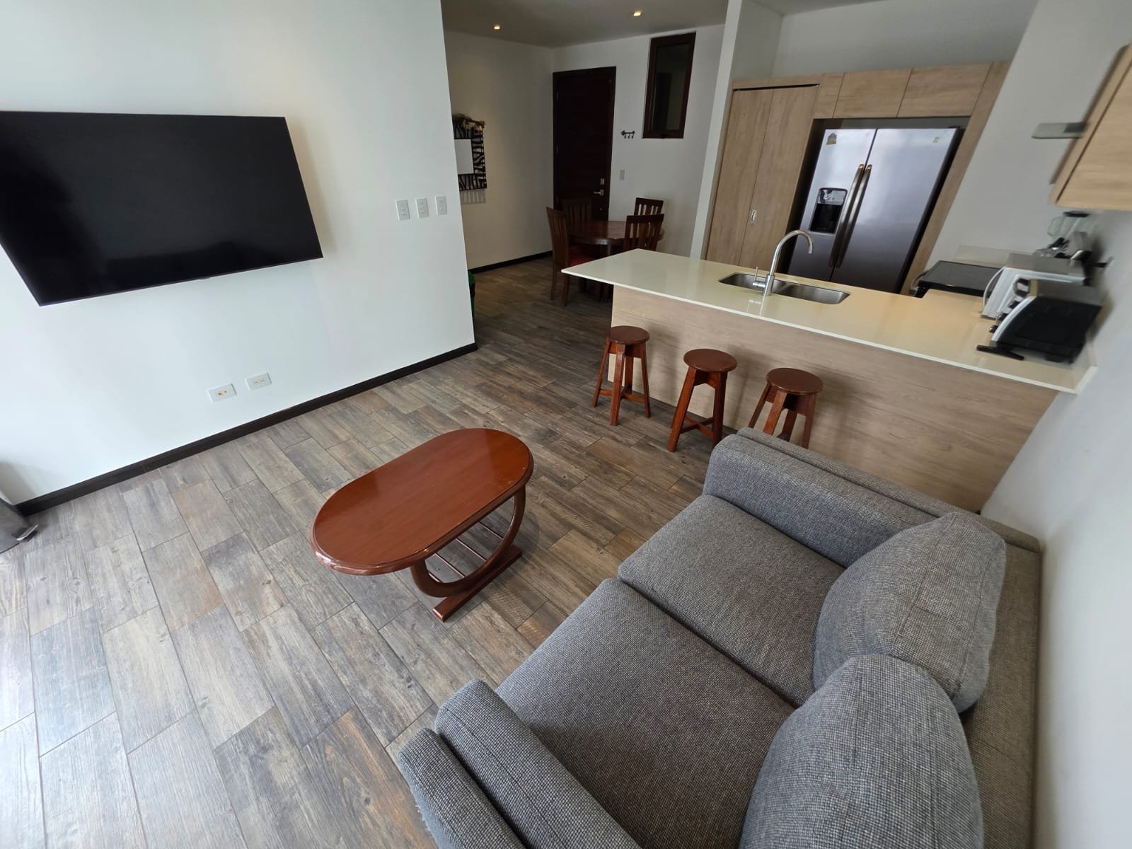 Apartamento con terraza en renta - 3 habitaciones zona 16