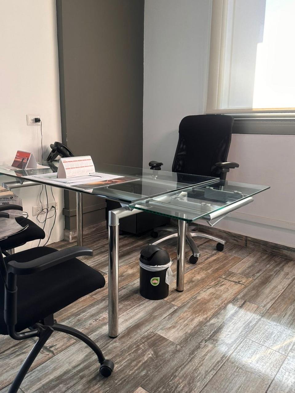 Oficina privada amueblada ideal para 1 persona en zona 10